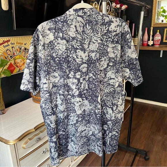 Patagonia Organic Cotton Blue and White Floral Button-Up Shirt - Picture 6 of 6